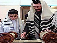 jew read the Torah 